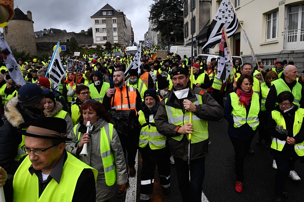 "Gilets jaunes" : des manifestants défilent le 26 janvier 2019 à Quimper, dans l'ouest de la France.  (Photo : FRED TANNEAU/AFP/Getty Images)