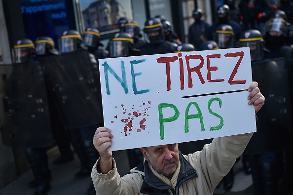 Un manifestant tient une pancarte "Ne tirez pas"  lors d'une  manifestation appelée les "Gilets Jaunes", à Nantes, le 2 février 2019.  (Photo : LOIC VENANCE/AFP/Getty Images)