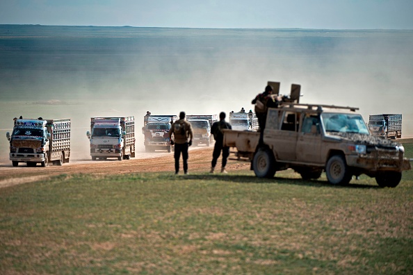 -Des milliers de personnes, femmes et enfants surtout, ont ainsi pu quitter la région. Et depuis décembre, au total quelque 53.000 personnes, dont plus de 5.000 djihadistes ont été arrêtés, et ont quitté la région, selon l'OSDH. Photo FADEL SENNA / AFP / Getty Images.