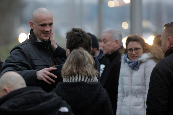 Christophe Dettinger, ancien boxeur professionnel est accueilli par des proches et des supporters à sa sortie de la prison de Fleury-Merogis le 20 février 2019 à Fleury-Merogis. (Photo : GEOFFROY VAN DER HASSELT/AFP/Getty Images)