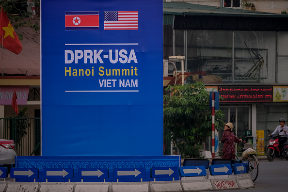 -Une enseigne publique indique le sommet entre le président américain Donald Trump et le leader nord-coréen Kim Jong Un, près de l'ambassade américaine à Hanoi, Vietnam. Photo de Linh Pham / Getty Images.