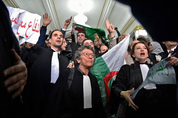 -Des avocats algériens protestent devant le tribunal de Sidi Mohamed, dans la capitale, Alger, contre la candidature de leur président en difficulté pour un cinquième mandat lors des prochaines élections présidentielles en Algérie. Photo de RYAD KRAMDI / AFP / Getty Images.