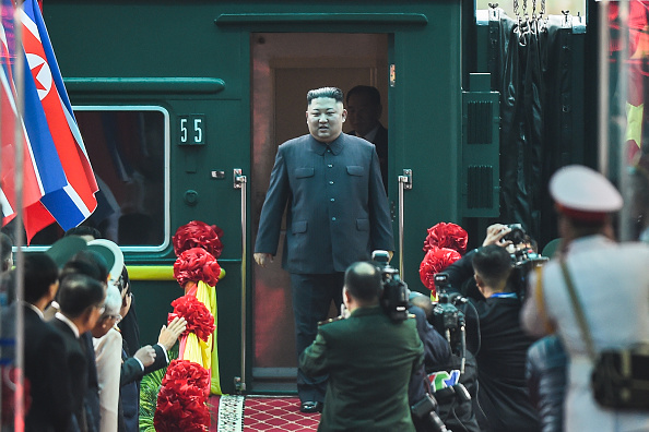 -Le dirigeant nord-coréen Kim Jong Un reprend son train blindé à la gare de Dong Dang le 2 mars 2019. Photo de Nhac NGUYEN / AFP / Getty Images.