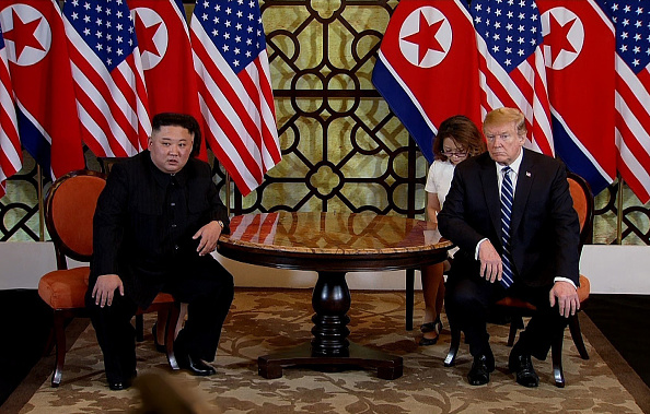 Le président américain Donald Trump (à droite) et le dirigeant nord-coréen Kim Jong-un (à gauche) lors de leur deuxième sommet au Sofitel Legend Metropole le 28 février 2019 à Hanoi, au Vietnam. (Photo : Vietnam News Agency/Handout/Getty Images)