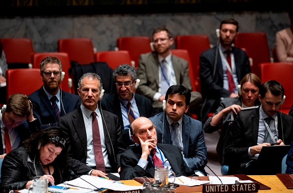-L'envoyé américain au Venezuela, Elliott Abrams, assiste à la réunion du Conseil de sécurité des Nations Unies sur le contrôle de la crise au Venezuela, le 28 février 2019, aux Nations Unies à New York. Photo de Johannes EISELE / AFP / Getty Images.