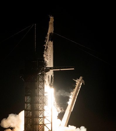 -La fusée SpaceX Falcon 9 avec le vaisseau spatial Crew Dragon de la compagnie à bord décolle pendant la mission Demo-1, au Kennedy Space Center, en Floride, le 2 mars 2019. Photo de Jim WATSON / AFP / Getty Images.