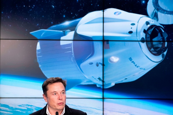 -Le chef de SpaceX, Elon Musk, s'exprimant lors d'une conférence de presse après le lancement de la mission de démonstration du dragon à équipage SpaceX au Centre spatial Kennedy de Floride le 2 mars 2019. Photo de Jim WATSON / AFP / Getty Images.