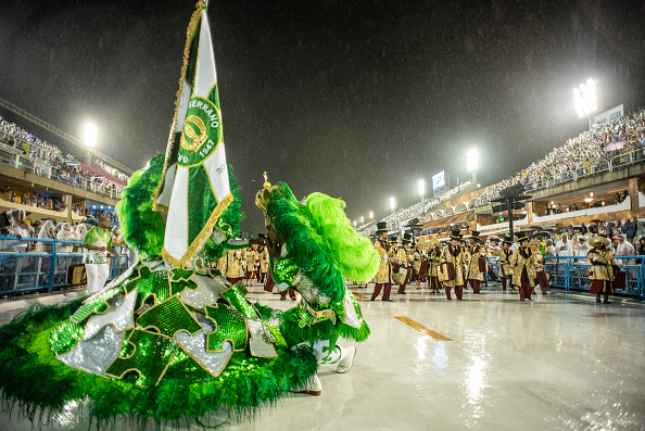 -Des artistes interprètes ou exécutants dansent lors de la performance d'Imperio Serrano au Carnaval de Rio de Janeiro à Sambodromo le 3 mars 2019 au Brésil. Photo par Raphael Dias / Getty Images.