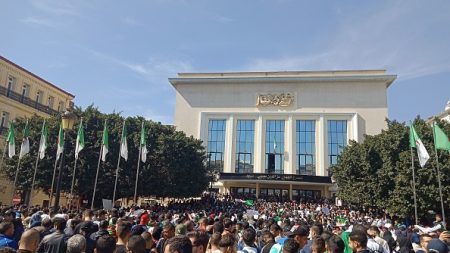 Algérie: la contestation se poursuit, l’armée met en garde les manifestants