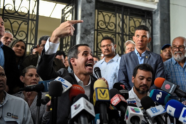 -Le 5 mars 2019, Juan Guaido prend la parole lors d'une conférence de presse à l'issue d'une réunion avec les dirigeants syndicaux. Photo de Federico PARRA / AFP / Getty Images.