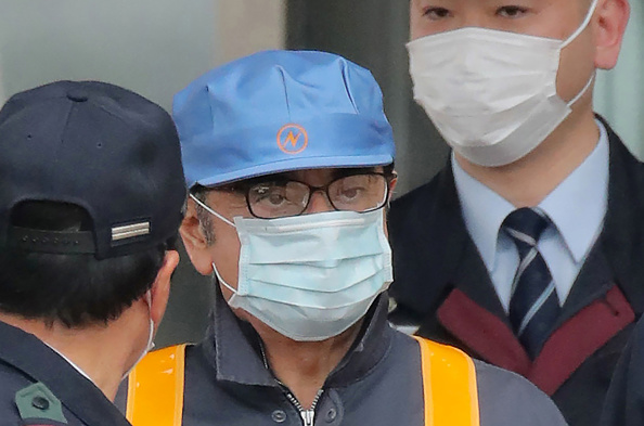 L'ancien président de Nissan, Carlos Ghosn, quitte la maison de détention de Tokyo après sa libération sous caution à Tokyo le 6 mars 2019. (Photo : JIJI PRESS/AFP/Getty Images)