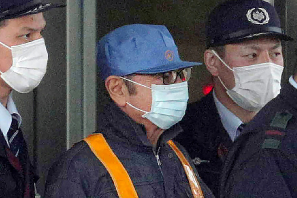 -L'ancien président de Nissan, Carlos Ghosn est escorté lors de sa sortie du centre de détention de Tokyo après sa libération sous caution à Tokyo le 6 mars 2019. Photo par JIJI PRESS / AFP / Getty Images.