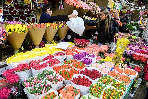 -Les vendeurs vendent des fleurs sur un marché de fleurs à Moscou le 5 mars 2019 avant la Journée internationale de la femme qui tombe le 8 mars. Photo de Kirill KUDRYAVTSEV / AFP / Getty Image.