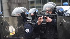 Besançon: un policier filmé en train de matraquer, apparemment sans raison, un «gilet jaune»