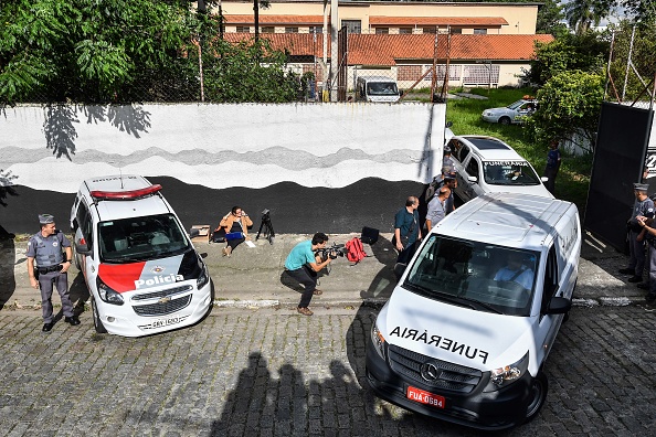 -Un véhicule funéraire quitte l'école publique Raul Brasil à Suzano, dans la région métropolitaine de Sao Paulo, au Brésil, après une fusillade au centre de formation, faisant dix morts, dont les deux tireurs, et quinze blessés le 13 mars 2019. Photo de NELSON ALMEIDA / AFP / Getty Images.
