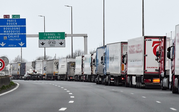 14 mars 2019 : des camions immobilisés sur l'autoroute A16, en route vers le tunnel sous la Manche, près de Calais, dans le nord de la France, avant de prendre une navette pour la Grande-Bretagne.  (Photo :  DENIS CHARLET/AFP/Getty Images)
