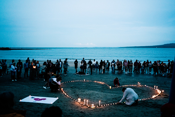 -Des foules se rassemblent sur la plage de Takapuna pour une veillée à la mémoire des victimes des attaques terroristes de la mosquée Christchurch le 16 mars 2019 à Auckland, en Nouvelle-Zélande. Photo par Cam McLaren / Getty Images.