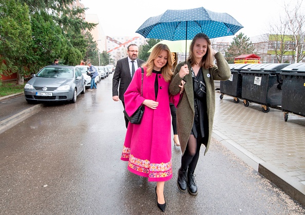 La candidate à la présidentielle Zuzana Caputova (à gauche) et sa fille Emma quittent un bureau de vote à Pezinok, en Slovaquie, lors du premier tour de l'élection présidentielle du 16 mars 2019. (Photo : JOE KLAMAR/AFP/Getty Images)