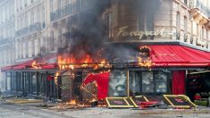 Champs-Elysées: après avoir été pillé et saccagé, le Fouquet’s est incendié