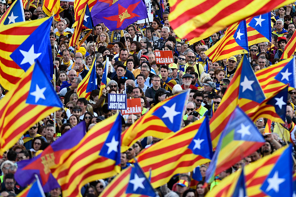 Les gens agitent des drapeaux "estelada" catalans en faveur de l'indépendance lors d'une manifestation contre le procès des dirigeants séparatistes catalans à Madrid le 16 mars 2019. (Photo : OSCAR DEL POZO/AFP/Getty Images)