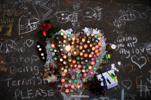 Des bougies et des messages écrits à la main sur un site commémoratif au Jardin botanique de Christchurch le 18 mars 2019, trois jours après un incident de tirs dans deux mosquées de la ville qui a coûté la vie à 50 fidèles musulmans.   (Photo : MARTY MELVILLE/AFP/Getty Images)