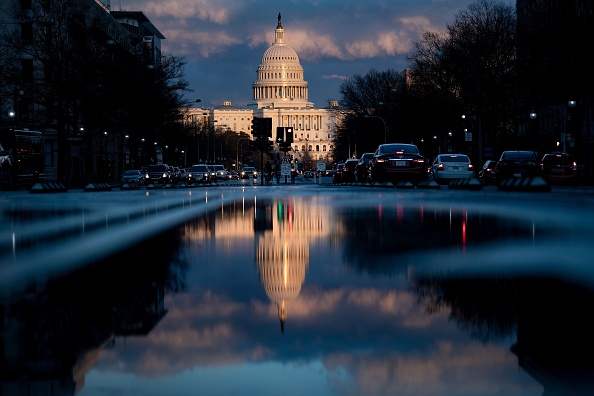 -Le soleil se couche sur le Capitole américain le 22 mars 2019 à Washington, peu de temps après l'annonce de la clôture par le conseiller spécial Robert Mueller de son enquête de deux ans sur l'ingérence de la Russie lors de l'élection américaine de 2016. Photo BRENDAN SMIALOWSKI / AFP / Getty Images.