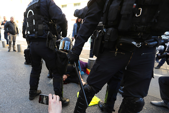 "Gilets jaunes" : la police  sécurise la zone où une manifestante s'est effondrée sur la place Garibaldi dans la ville de Nice, le 23 mars 2019    (Photo : VALERY HACHE/AFP/Getty Images)