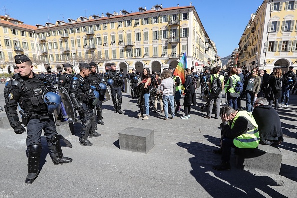 "Gilets jaunes" : des manifestants et des policiers sur la place Garibaldi à Nice le 23 mars 2019. (Photo : VALERY HACHE/AFP/Getty Images)