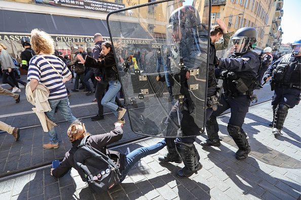 23 mars 2019 : les forces de l'ordre évacuent les manifestants lors d'une manifestation des "Gilets jaunes" près de la place Garibaldi à Nice, dans le sud-est de la France.  (Photo :  VALERY HACHE/AFP/Getty Images)
