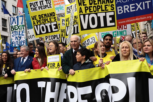 -Le député démocrate Sir Vince Cable et la députée conservatrice Justine Greening se joignent aux manifestants participant à la marche « Mettez-y le peuple » le 23 mars 2019 à Londres, en Angleterre. Photo de Dan Kitwood / Getty Images.
