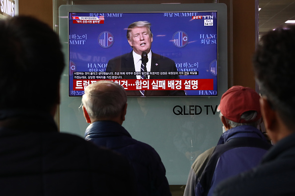 -Le président américain Donald Trump a déclaré lors d'une conférence de presse jeudi que les Etats-Unis n'étaient pas disposés à lever toutes les sanctions tant qu'aucun plan n'avait été préparé pour un troisième sommet. Photo de Chung Sung-Jun / Getty Images