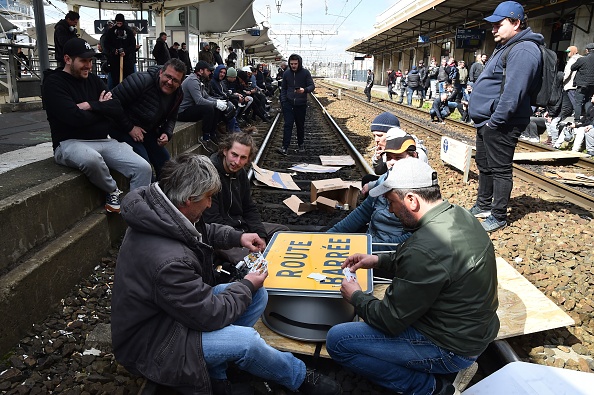 Des forains bloquent la voie ferrée de la gare du Mans pour exiger le retour du champ de foire au centre de la ville, au Mans, le 25 mars 2019.     (Photo : JEAN-FRANCOIS MONIER/AFP/Getty Images)