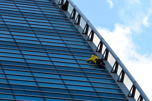 -Alain Robert, l'alpiniste urbain français surnommé Spiderman, monte l'immeuble du groupe français Énergie Engie dans le quartier des affaires de La Défense, près de Paris, le 25 mars 2019. Photo de BERTRAND GUAY / AFP/ Getty Images.