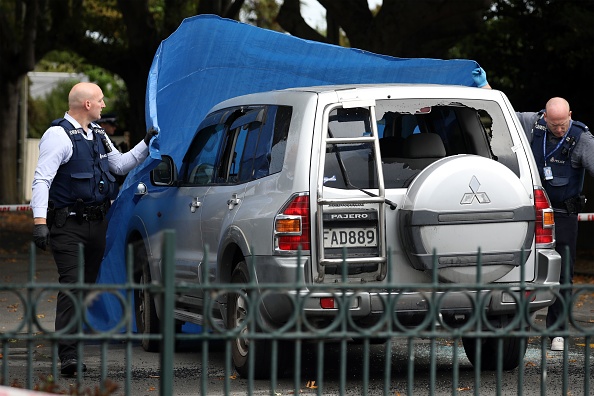 -La police enquête sur un véhicule sur les lieux où un homme est mort des suites de coups de couteau à Christchurch le 27 mars 2019. La police de Christchurch a ouvert une enquête urgente, à savoir s’il a des liens avec les attaques de mosquées qui ont tué 50 personnes. Photo SANKA VIDANAGAMA / AFP / Getty Images.