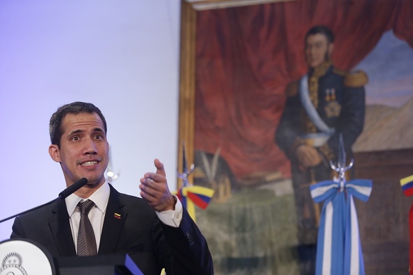 -Juan Guaido, prend la parole lors d'une conférence de presse dans le cadre d'une tournée en Amérique latine le 1er mars 2019 à Buenos Aires, en Argentine. Photo de Daniel Jayo / Getty Images.