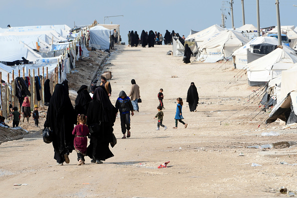 -Des femmes voilées, vivent dans le camp d'al-Hol qui abrite des membres de la famille d'un groupe de l'État islamique, situé dans le nord-est de la Syrie, le 28 mars 2019. Photo de GIUSEPPE CACACE / AFP / Getty Images.