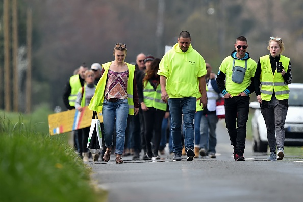 "Gilets Jaunes" : une marche appelée par le collectif 'Désarmons-les' en soutien aux personnes blessées par les grenades lacrymogènes, le 29 mars 2019, à Precigne, nord-ouest de la France.     (Photo  : JEAN-FRANCOIS MONIER/AFP/Getty Images)