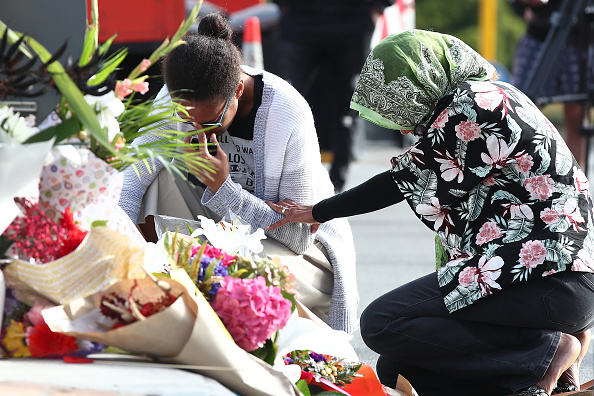 CHRISTCHURCH, NOUVELLE-ZÉLANDE : Le 16 mars 2019, à Christchurch, en Nouvelle-Zélande, les habitants de la région déposent des fleurs en hommage aux personnes tuées et blessées sur Deans Avenue près de la mosquée Al Noor. (Photo : Fiona Goodall/Getty Images)