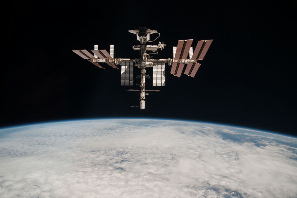 -Illustration-La navette spatiale amarrée Endeavour en orbite autour de la Terre lors de la dernière sortie d'Endeavour le 23 mai 2011 dans l'espace. Photo de Paolo Nespoli ESA / NASA via Getty Images.