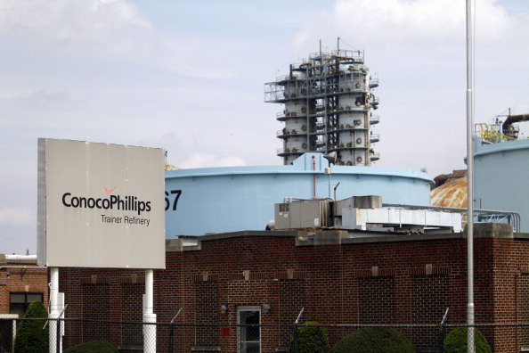 -Un panneau se dresse devant la raffinerie de pétrole ConocoPhillips à Trainer, en Pennsylvanie. Photo de Jessica Kourkounis / Getty Images.