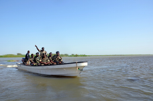 -Des soldats camerounais patrouillent le lac Tchad le 1er mars 2013 près de Darak, de la frontière nigériane. Plusieurs sources de sécurité estiment que des membres du groupe islamiste Boko Haram, se sont réfugiés au Nigéria et ensuite dirigés vers le lac Tchad. Photo PATRICK FORT / AFP / Getty Images.