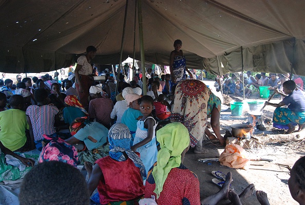 -Les Malawiens déplacés par les pluies torrentielles et les inondations de ces derniers jours se sont réfugiés dans une tente dans la région de Milima à Chikhwawa, au Malawi. Photo BONEX JULIUS / AFP / Getty Images.