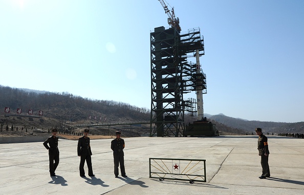 -Des soldats nord-coréens montent la garde devant la fusée Unha-3 au poste de lancement de satellite Sohae de Tongchang-Ri le 8 avril 2012. Photo PEDRO UGARTE / AFP / Getty Images.