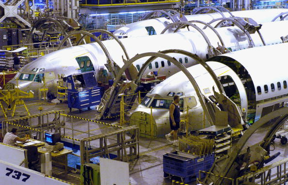 -Trois fuselages de Boeing 737-800 en production à l’usine de Boeing dans le Wichita, au Kansas. Photo de Larry W. Smith / Getty Images.
