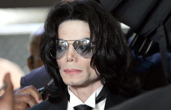 Santa Barbara : Michael Jackson est convoqué à la Cour supérieure dans son affaire d'agression d'enfant le 13 juin 2005 à Santa Maria, Californie. (Photo : Kevork Djansezian-Pool/Getty Images)
