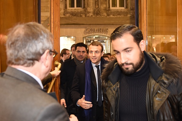 Emmanuel Macron arrive avec son garde du corps Alexandre Benalla (R), dans une bibliothèque, le 13 décembre 2016, avant une séance de dédicaces dans le cadre de sa campagne.      (Photo : NICOLAS TUCAT/AFP/Getty Images)
