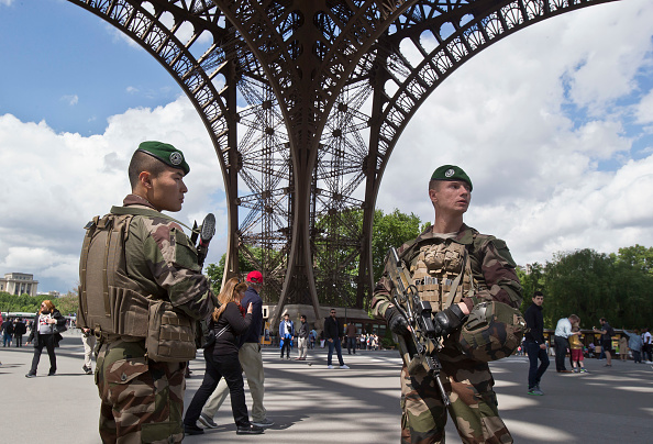 Opération Sentinelle en service à la Tour Eiffel à Paris le 20 mai 2017. (Photo MICHEL EULER/AFP/Getty Images)