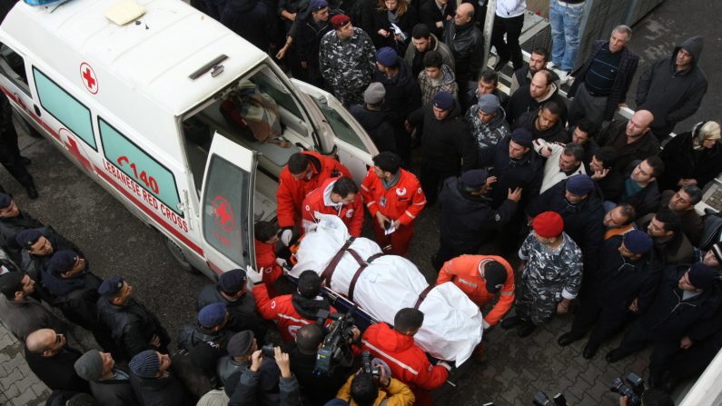 -Illustration- Des ambulanciers paramédicaux de la Croix-Rouge transportent le corps d'une des victimes du Boeing 737, un avion éthiopien. Photo ANWAR AMRO / AFP / Getty Images.