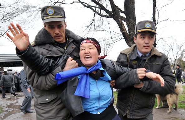-Le Kirghizstan, et d'autres pays autoritaires d'Asie centrale, utilise les lois contre la haine raciale de façon trop élargie dans le but d’arrêter leur peuple. Photo VYACHESLAV OSELEDKO / AFP / Getty Images.