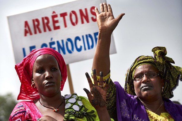 Mali : des femmes maliennes portent la bannière " Stop au génocide " alors qu'elles participent à une marche le 30 juin 2018 à Bamako organisée par le Mouvement Peul, une organisation du peuple ethnique peul, en réponse à un massacre à Koumaga, au Mali.  (Photo : MICHELE CATTANI/AFP/Getty Images)